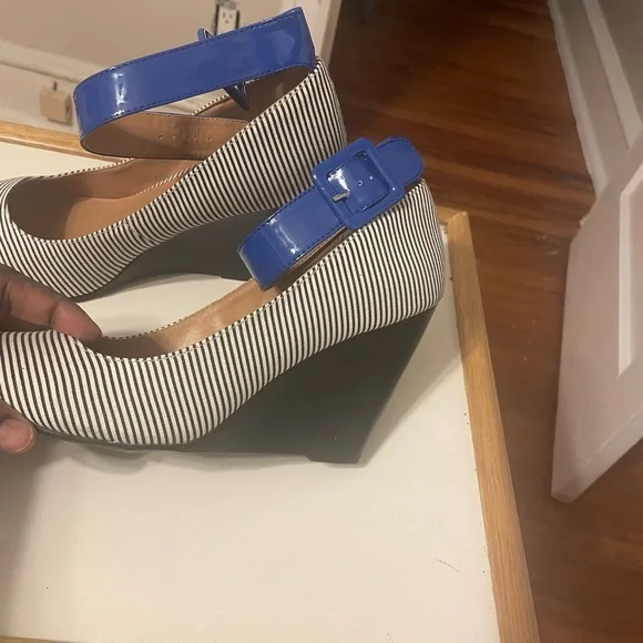 White and black striped wedge shoes - Picture 4 of 7